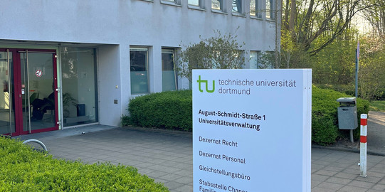 Foto vom Gebäude August-Schmidt-Straße 1.