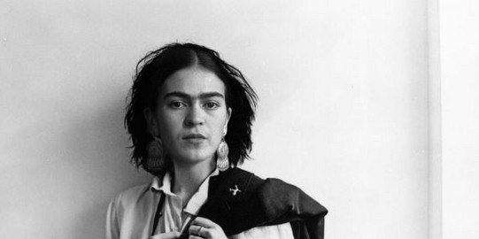 Man sieht eine Person, die wie die Sängerin Patti Smith und die Künsterlin Frida Kahlo aussieht