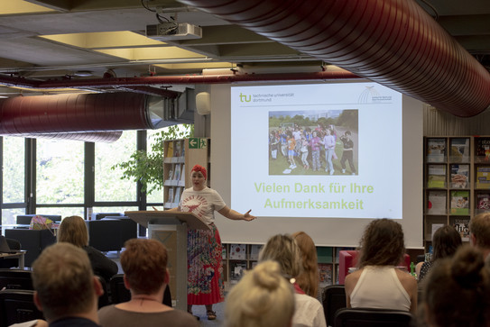 Autorin Sandra Wurster hält einen Vortag in der Universitätsbibliothek