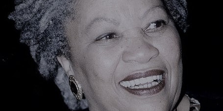 Ein schwarz-weiß Portrait von Toni Morrison, eine afroamerikanische Schriftstellerin