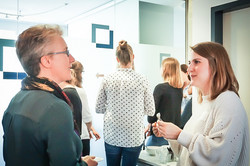 Zwei Frauen im Gespräch