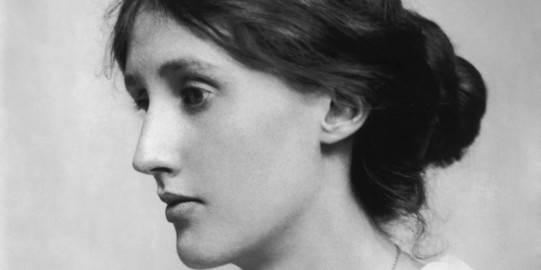 Seitliches Portrait einer jungen Frau in schwarz-weiß.