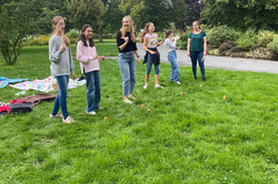 Mädchen spielen Wikingerschach im Park