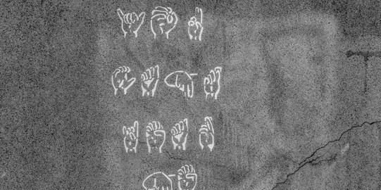 Man sieht gemalte Hände, die die Gebärdensprache darstellen  