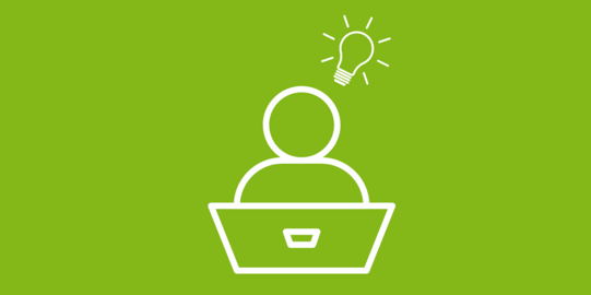 Eine Figur sitzt vor einem Laptop. Eine leuchtende Glühbirne über dem Kopf der Figur symbolisiert einen Lernprozess.