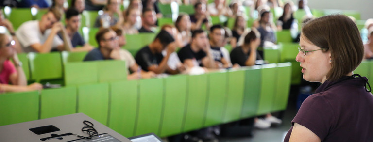 Professorin im Audimax Vorlesung einer Professorin