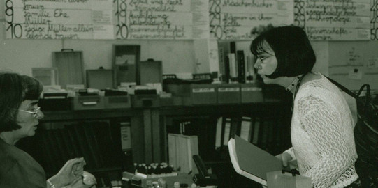 Zwei Frauen stehen sich gegenüber und sprechen miteinander im neuen Frauenarchiv