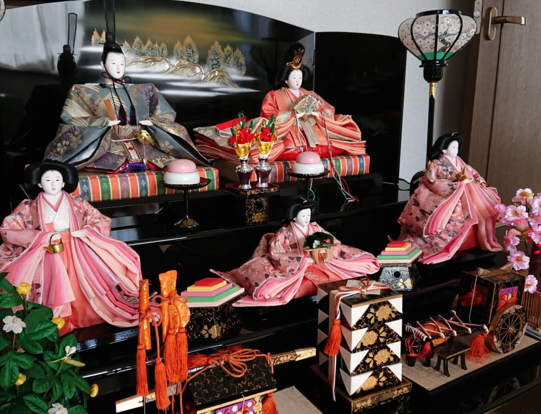 Traditionelle Hinamatsuri-Puppen aus Porzellan in farbenfrohen Kimonos.