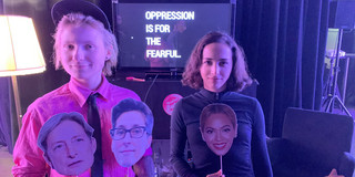 Laura N. Junghanns und Penelope Kemekenidou zeigen Handpuppen von Butler, Butch und Beyoncé