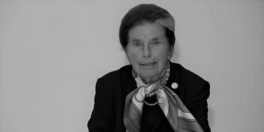 Ein schwarz-weiß Portrait von Erika Spiegel, erste Professorin an der Uni Dortmund