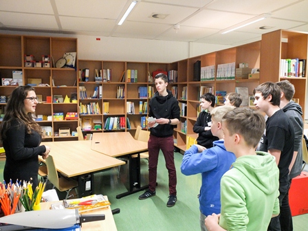 Boys*Day - Jungen in der Fakultät Rehabilitätswissenschaften Boys*Day Teilnehmer stehen zusammen und lernen das Hilfsmittellabor kennen