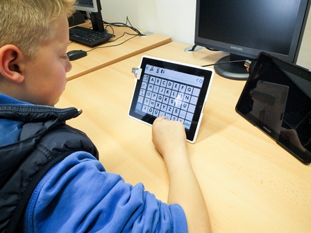 Boys*Day - Ein Tablet als Hilfsmittel Ein Junge sitzt mit einem Tablet und lernt eine App kennen