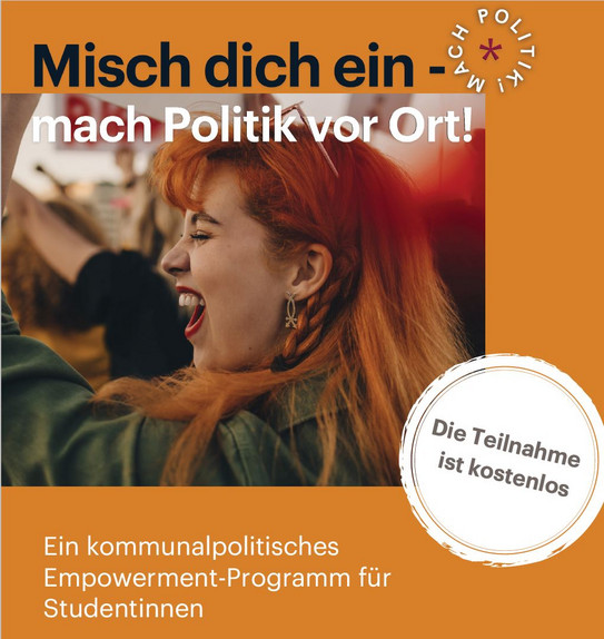 Misch dich ein! Eine rothaarige Frau steht in der Menge und hat den Mund geöffnet, um etwas zu rufen. Sie sieht entschlossen aus.