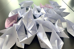 Viele Papierschiffchen