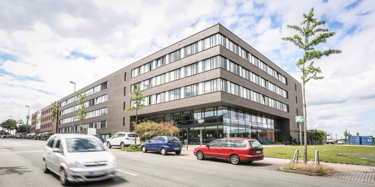Blick auf das Informatik/ITMC Gebäude von der Otto-Hahn-Straße