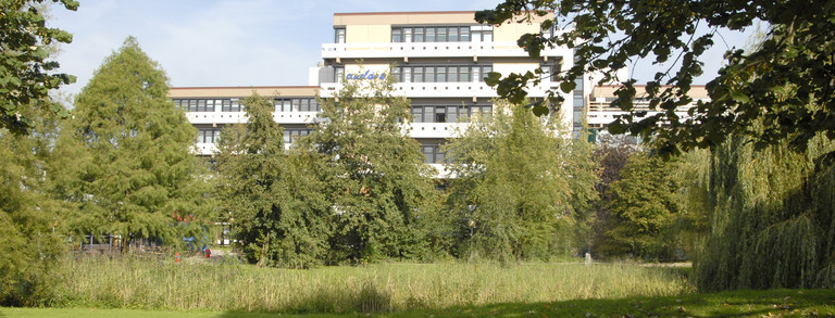 Blick über den Teich auf die Emil-Figge-Straße 50