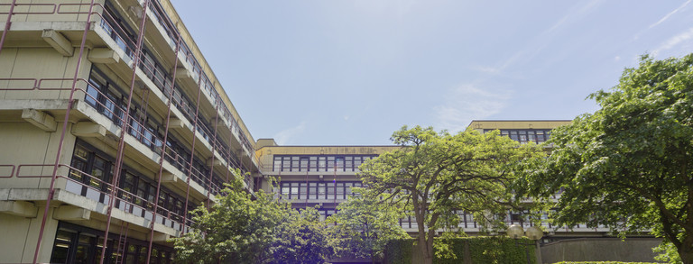 Außenaufnahme des Gebäudes der Fakultät Chemie und Chemische Biologie
