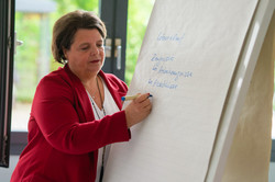 Trainerin an Pinnwand